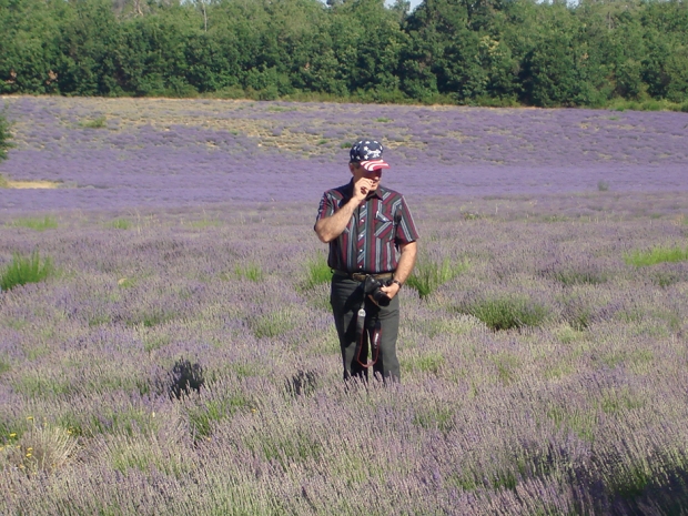 Gary Young一直尋找嶄新植物，研發更好的蒸餾技術，圖為他站於法國的農場。