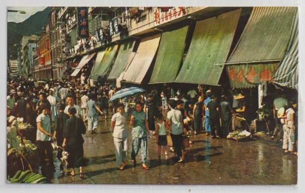 攝於1960年代的堅拿道街市，反映了百姓的日常打扮和生活。